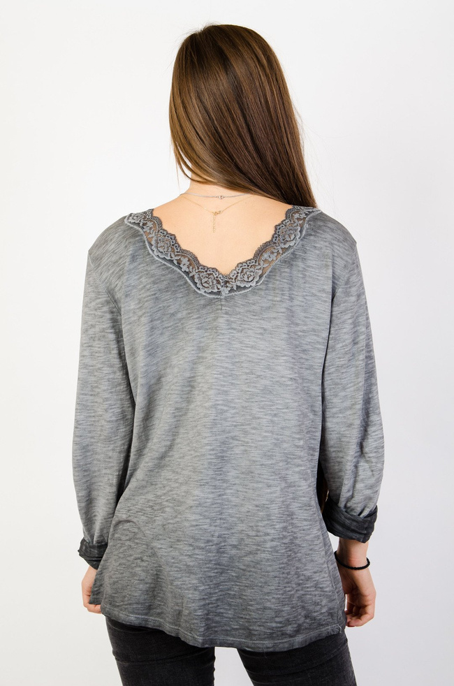 Szara bluzka z wycięciami w serek z koronką