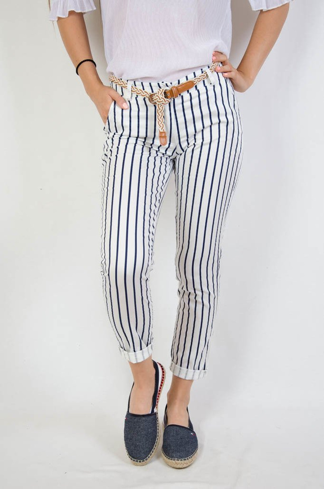 Spodnie materiałowe z paskiem i kieszeniami w cienkie paski