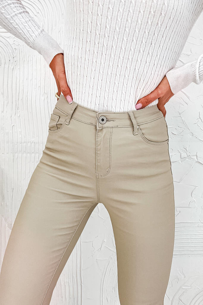 BEŻOWE SPODNIE WOSKOWANE Z WYSOKIM STANEM- IMITACJA SKÓRY