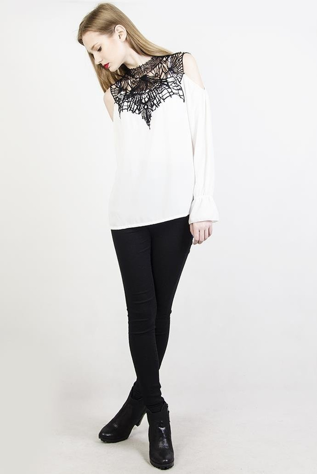 Biała koszula z ażurowym zdobieniem