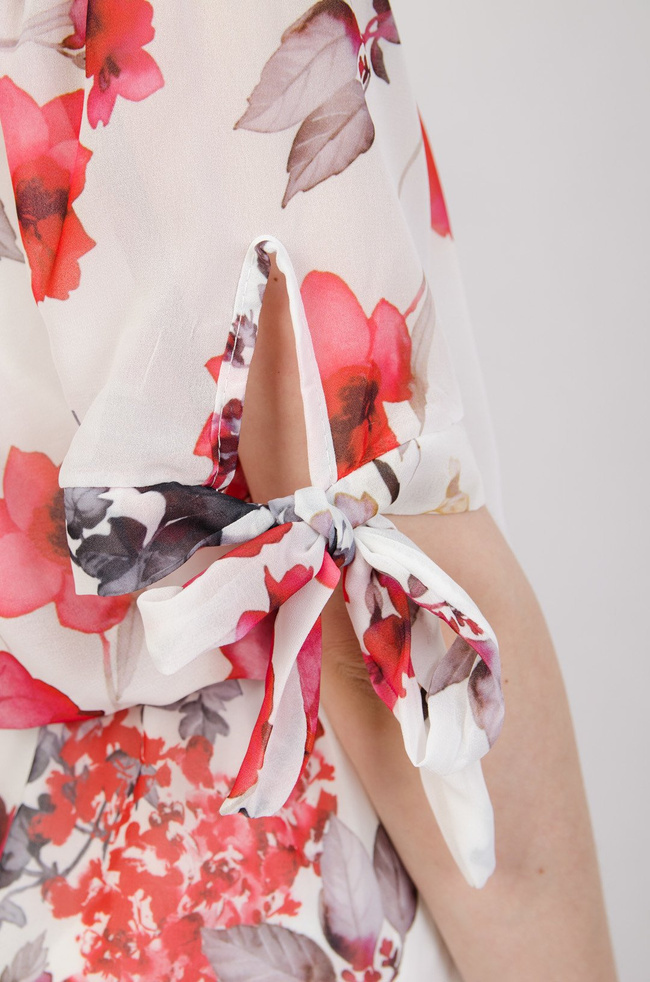 Biała sukienka hiszpanka w kwiaty