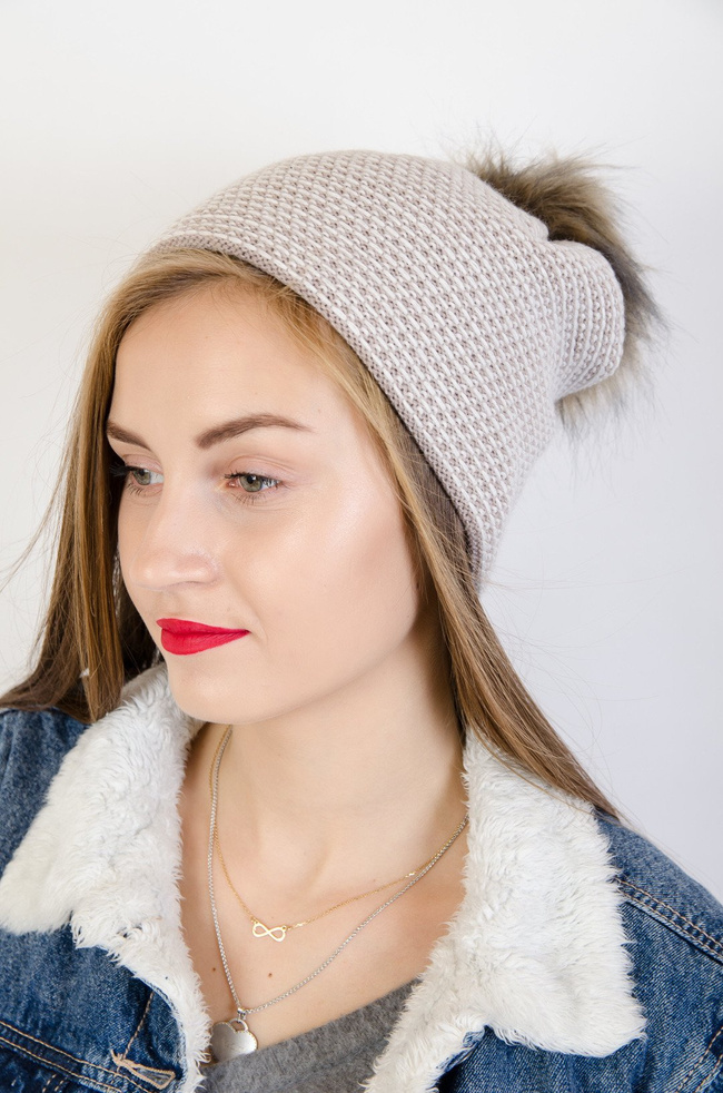 Beżowa czapka przeszywana białą nitką z pomponem