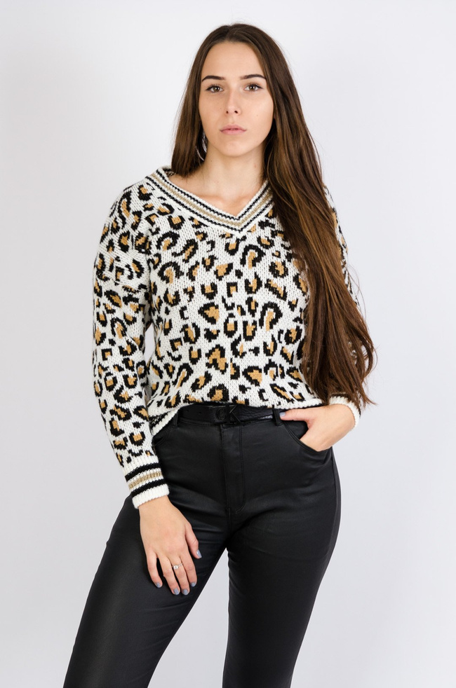 Biały sweter w panterkę