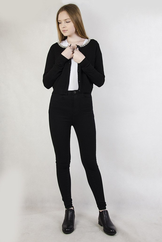 Czarny krótki sweter zapinany na guziki z koralikami przy kołnierzu