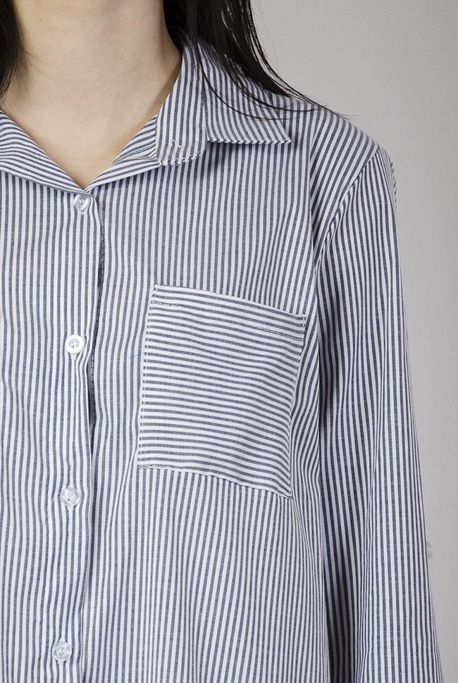 Szara koszula w paski, zapinana na guziki, z kieszonkami