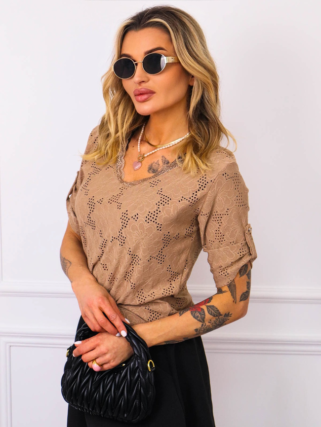 AŻUROWA BLUZKA Z KORONKĄ PRZY DEKOLCIE- BRĄZOWA