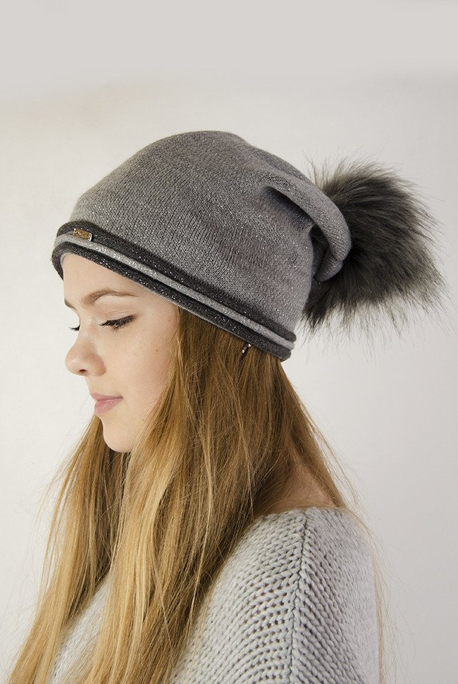 Jasnoszara czapka z ciemnoszarą obwódką