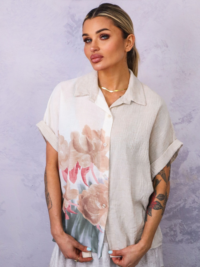 KOSZULA OVERSIZE Z KWIECISTYM NADRUKIEM- BEŻOWA