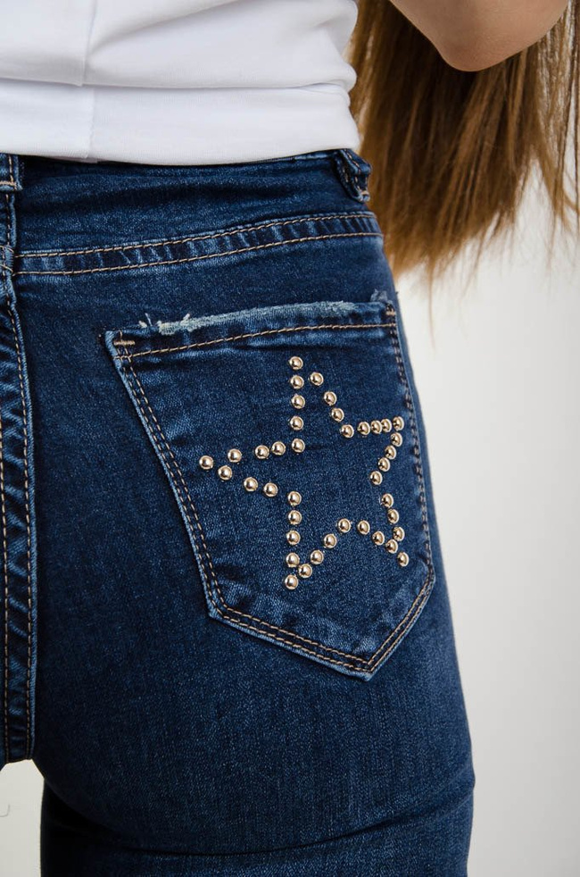 Ciemne spodnie jeansowe z ćwiekami na kieszeniach