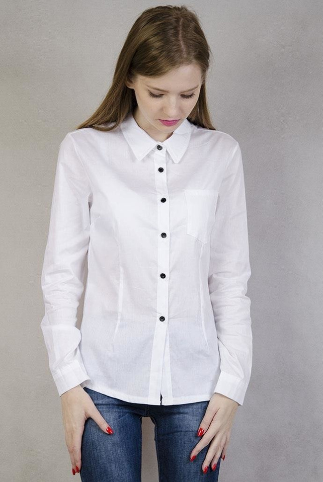 Biała koszula z czarnymi guzikami