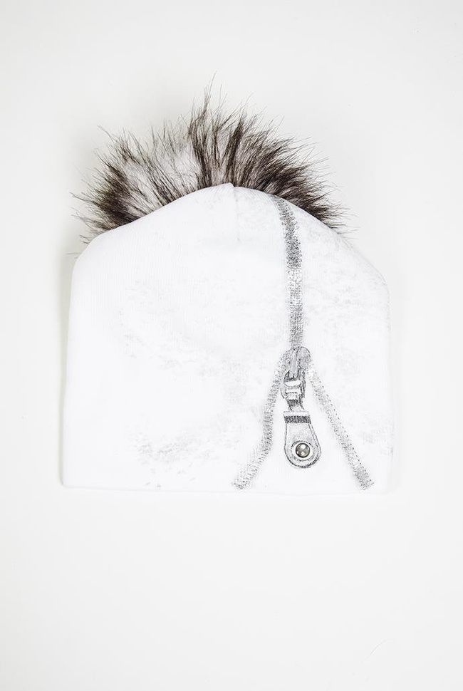 Biała czapka z pomponem i nadrukiem zamkiem