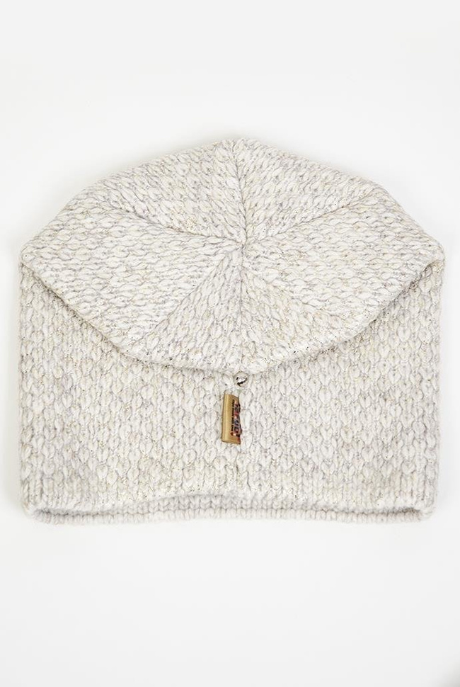 Beżowa czapka ze złotymi akcentami