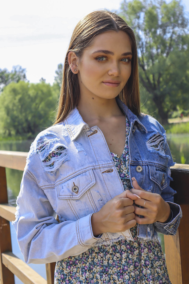 KRÓTKA DWUKOLOROWA KURTKA JEANSOWA Z SZARPANIAMI