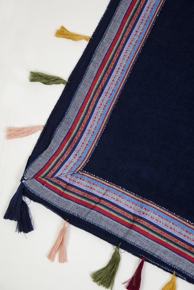 Duży granatowy szal z kolorowymi zdobieniami