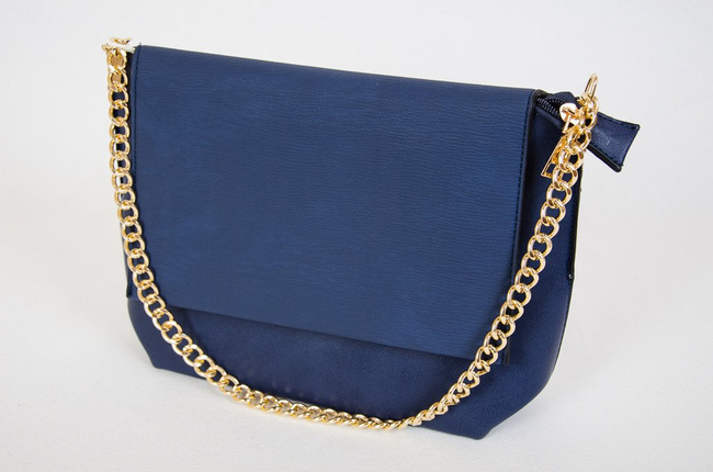Granatowa kopertowa torebka na złotym łańcuszku