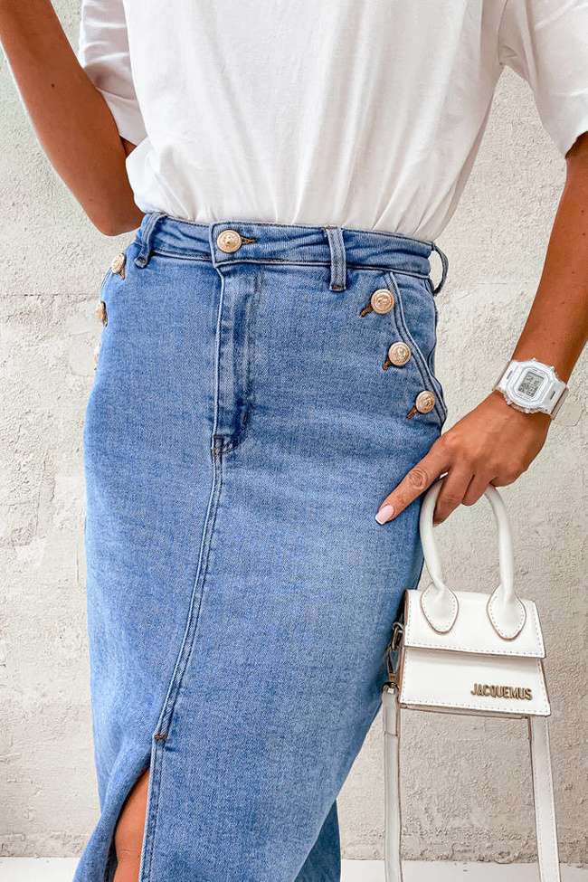 SPÓDNICA JEANSOWA MIDI Z ROZCIĘCIEM I OZDOBNYMI GUZIKAMI