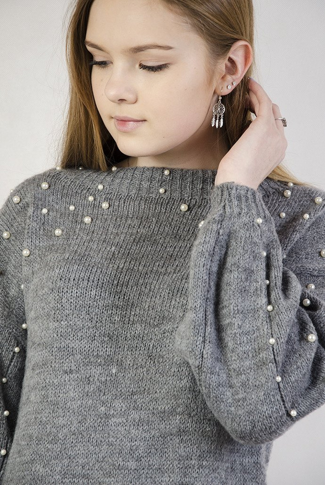 Szary długi sweter z perełkami przy dekolcie oraz rękawach