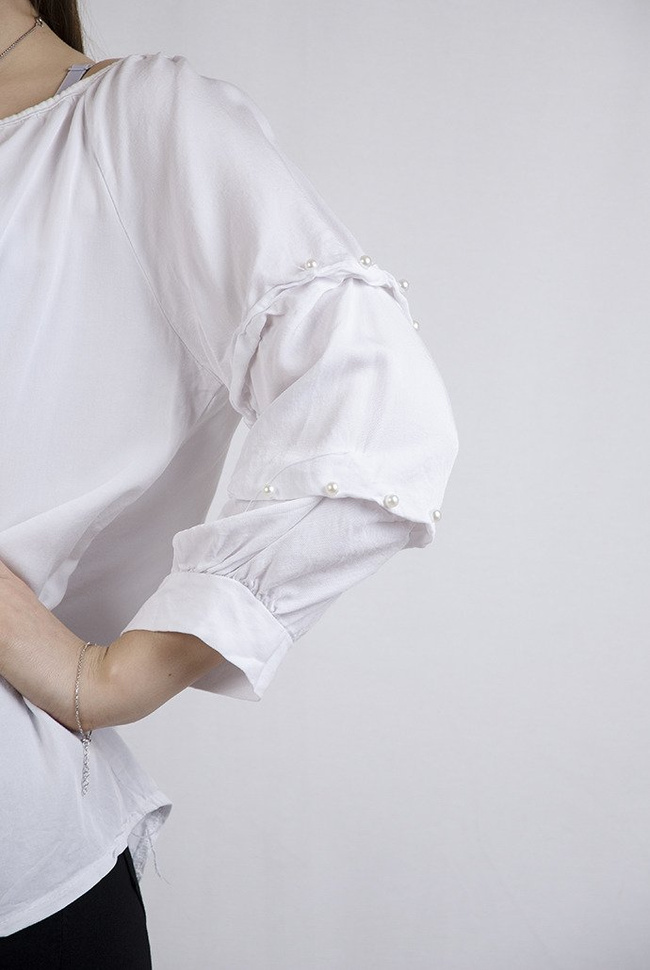 Biała bluzka z pufkami przy rękawach i koralikami