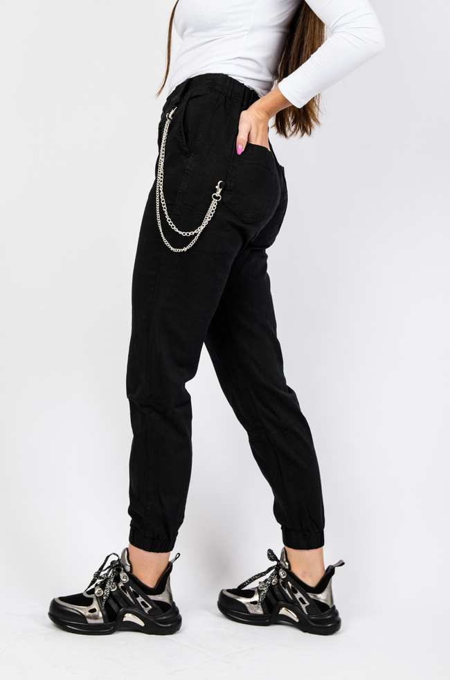 Czarne joggery z łańcuszkiem