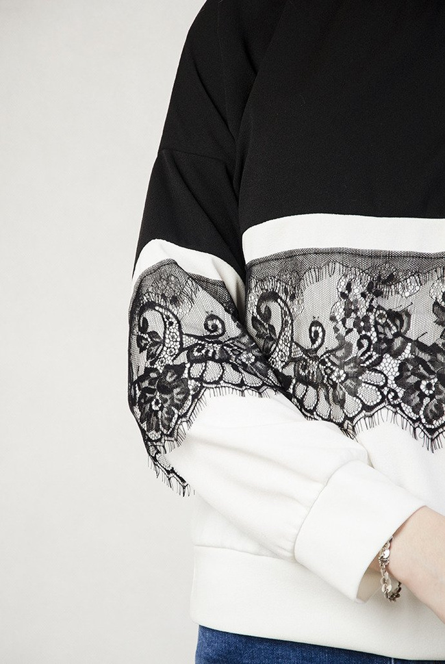 Bluza z koronkową wstawką