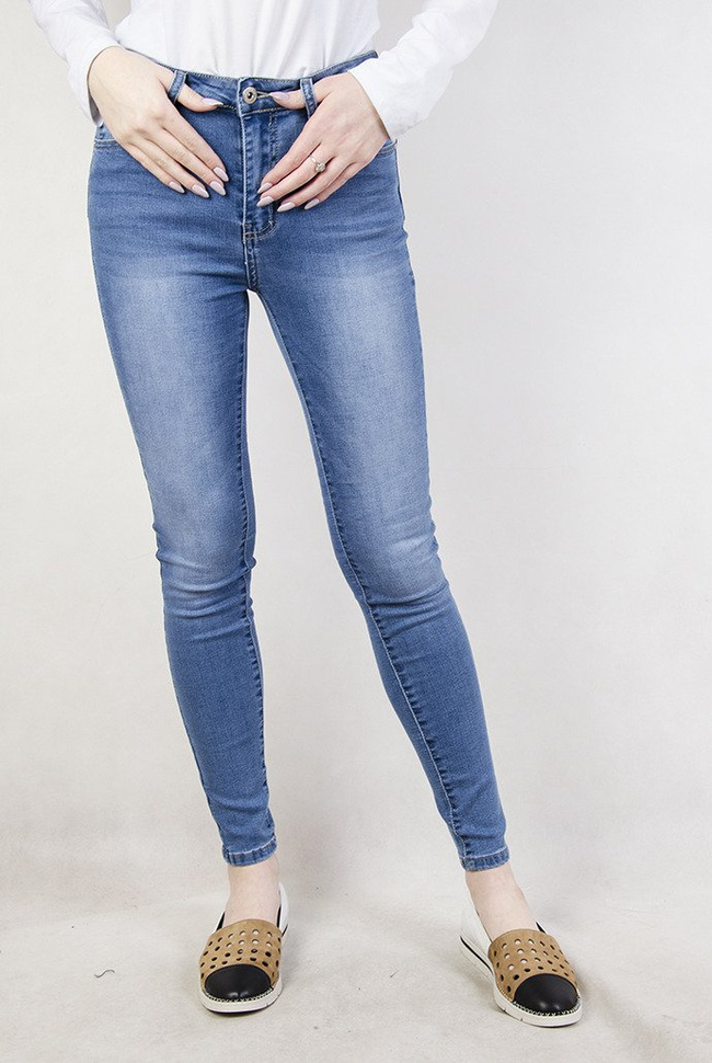 Jasne spodnie jeansowe z wysokim stanem