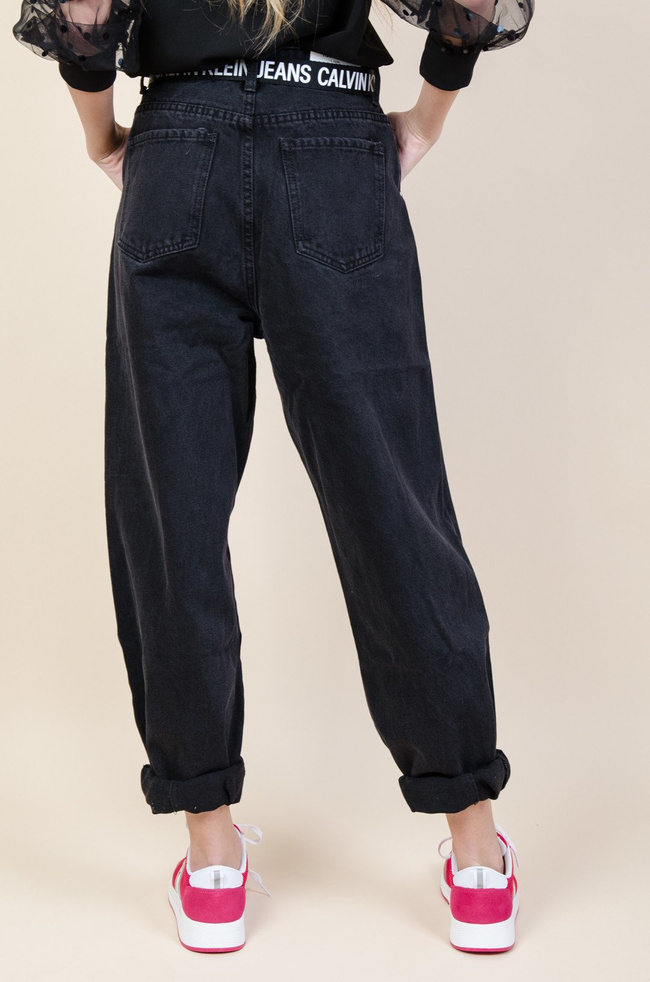Czarne spodnie jeansowe typu balloon jeans z wysokim stanem