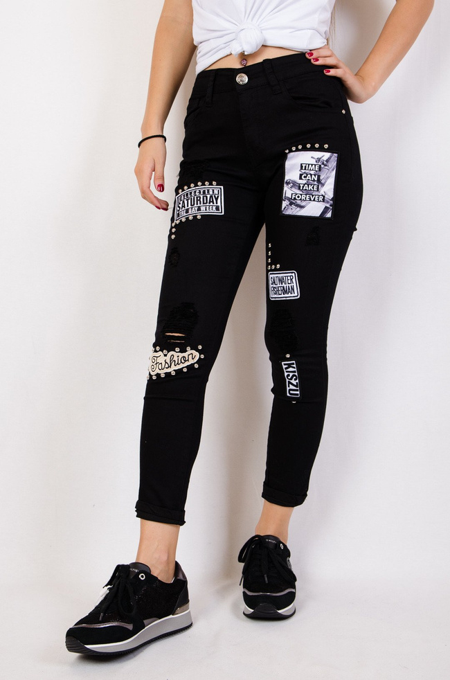 Czarne spodnie jeansowe z naszywkami i dziurami