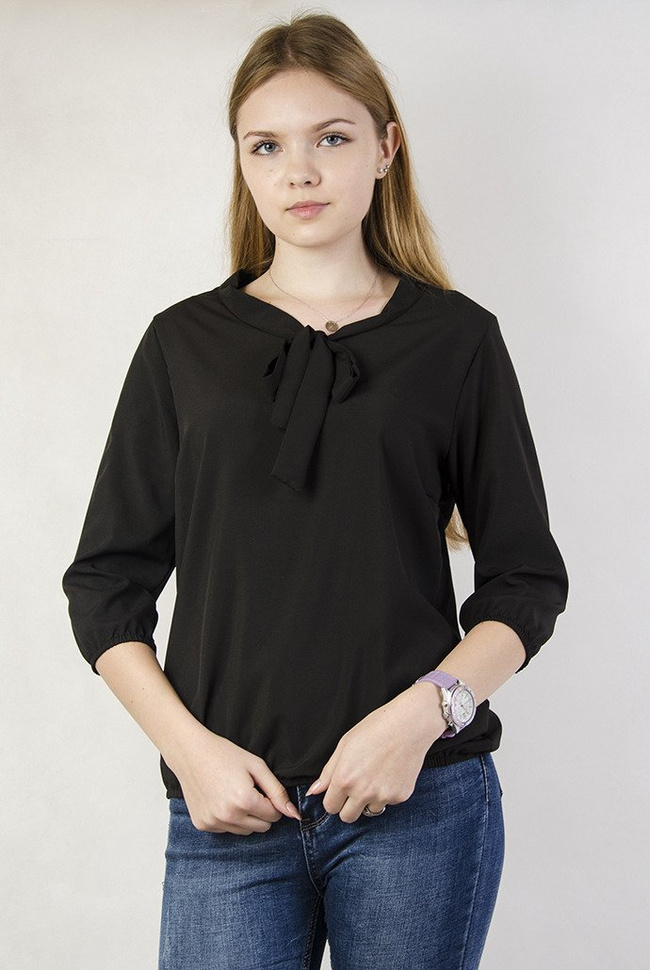 Czarna bluzka z wiązaniem przy dekolcie
