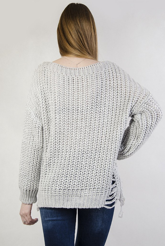 Szary sweter z szarpaniami po bokach