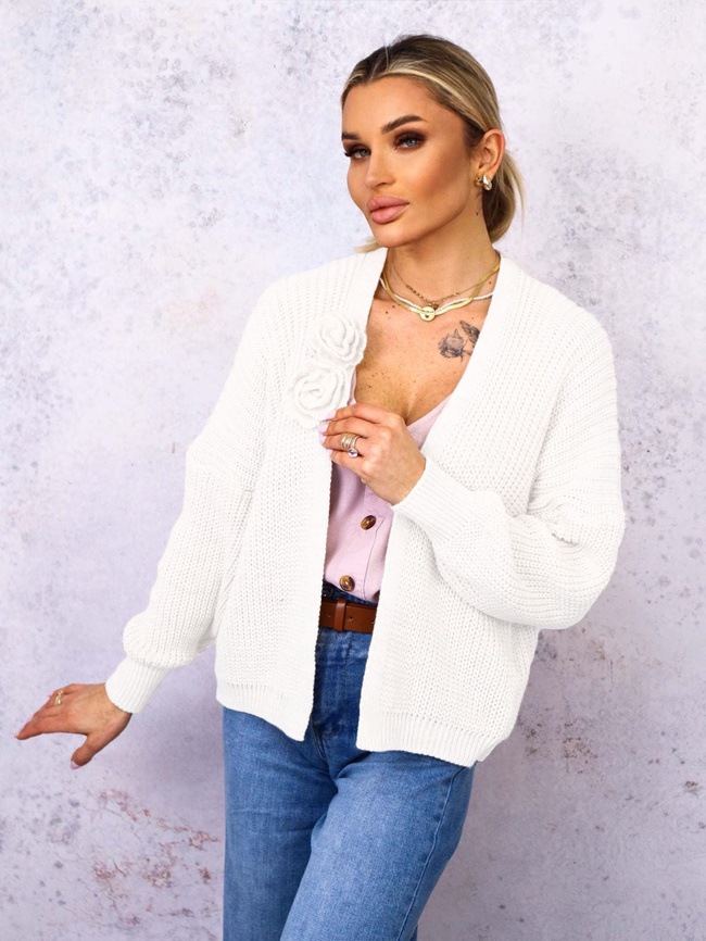 KRÓTKI KARDIGAN Z PRZYPINANYMI KWIATAMI- BIAŁY