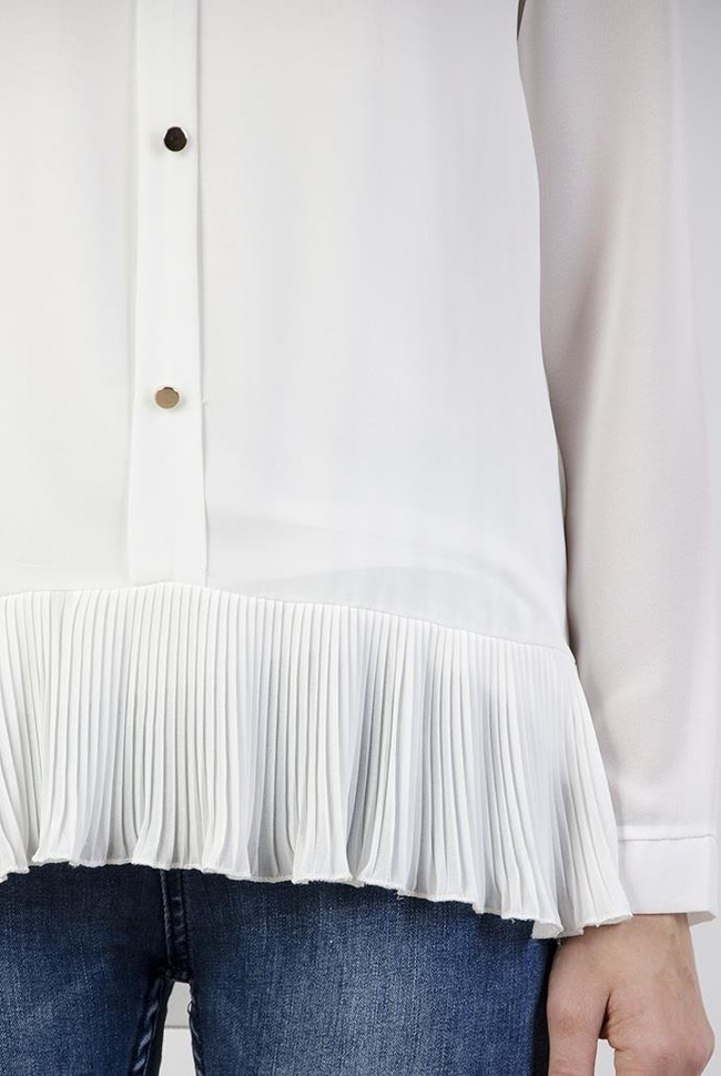 Biała koszula z plisowaną falbanką, zapinana na 4 złote guziki