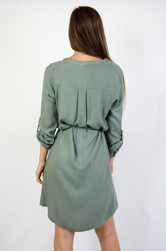 Zielona sukienka zapinana na złote guziki wiązana w pasie 