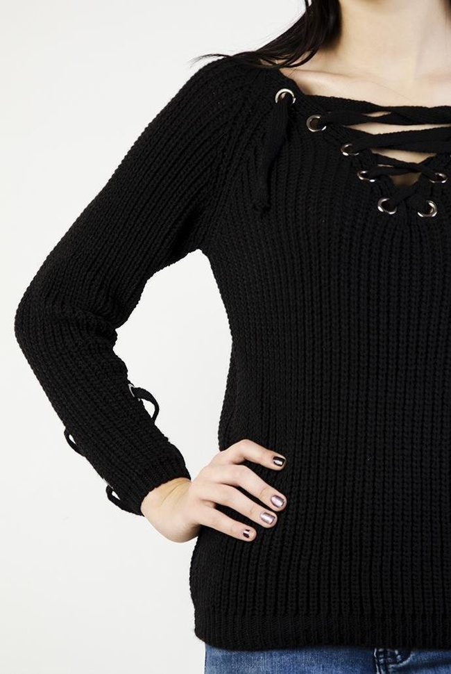 Czarny sweter z wiązaniem w dekolcie