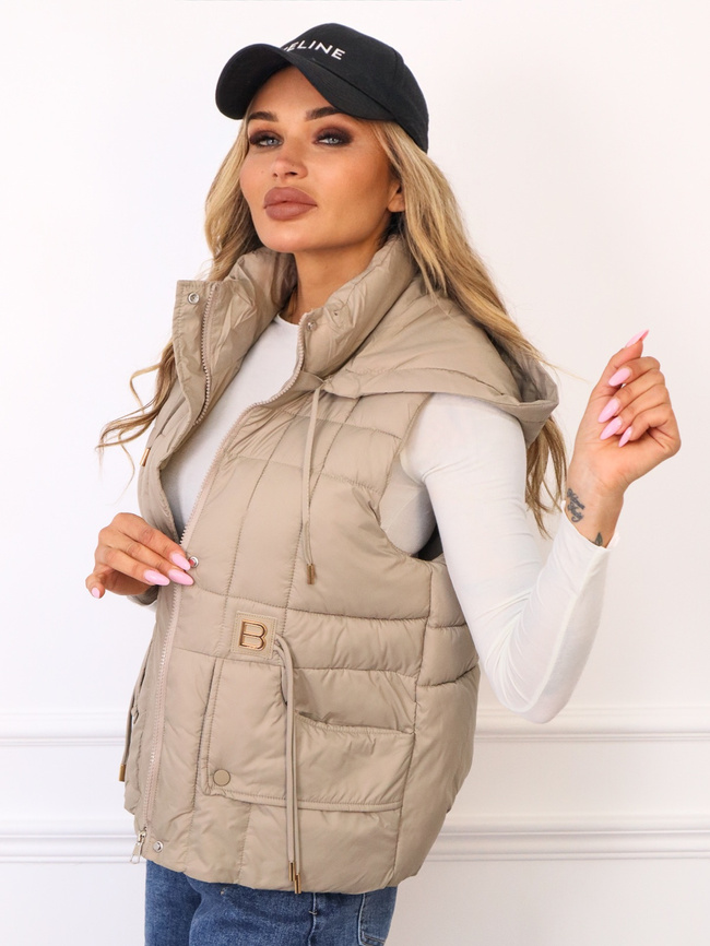 KAMIZELKA Z OZDOBNYMI NASZYWKAMI- BEŻOWA