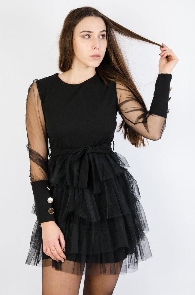 Czarna sukienka z tiulowym dołem i bufiastymi rękawami