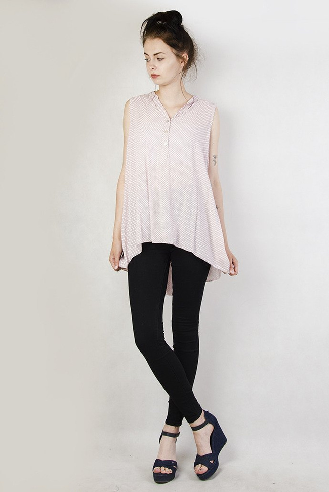 Asymetryczna różowa bluzka z trzema guzikami