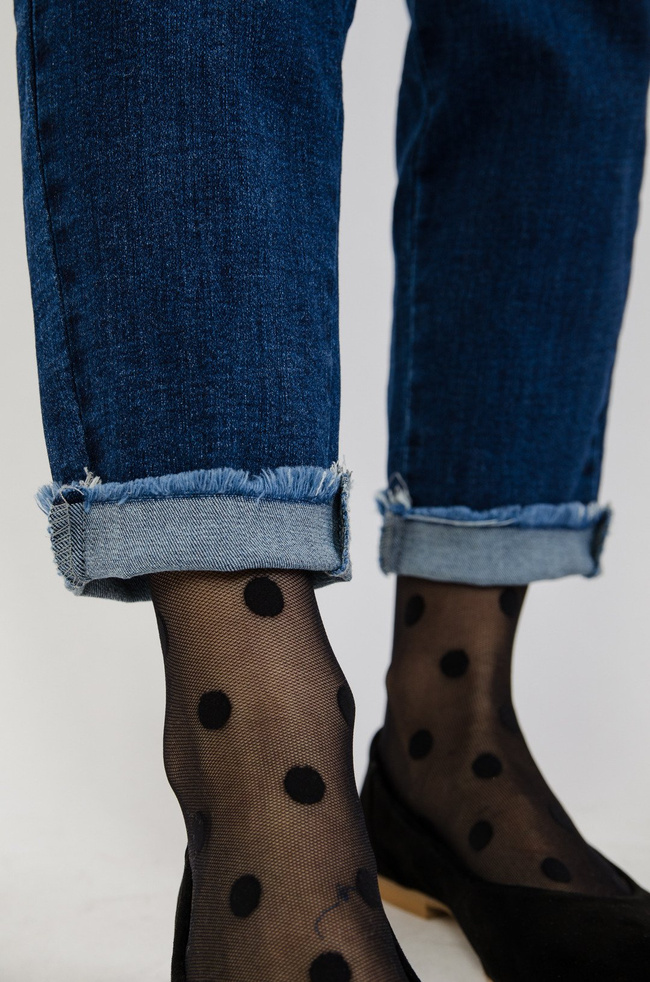 Ciemne spodnie jeansowe typu ogrodniczki z paskiem