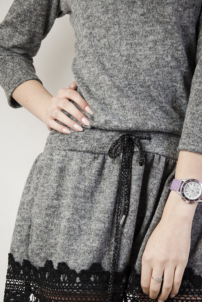 Ciemnoszara sukienka z wiązaniem w pasie oraz koronka na rękawach