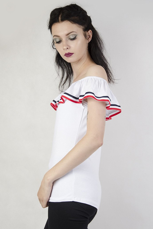 Biała bluzka z hiszpańskim dekoltem.