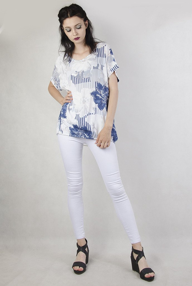 Biała bluzka w niebieskie kwiaty