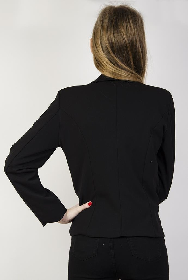 Czarna marynarka z ozdobnymi guzikami