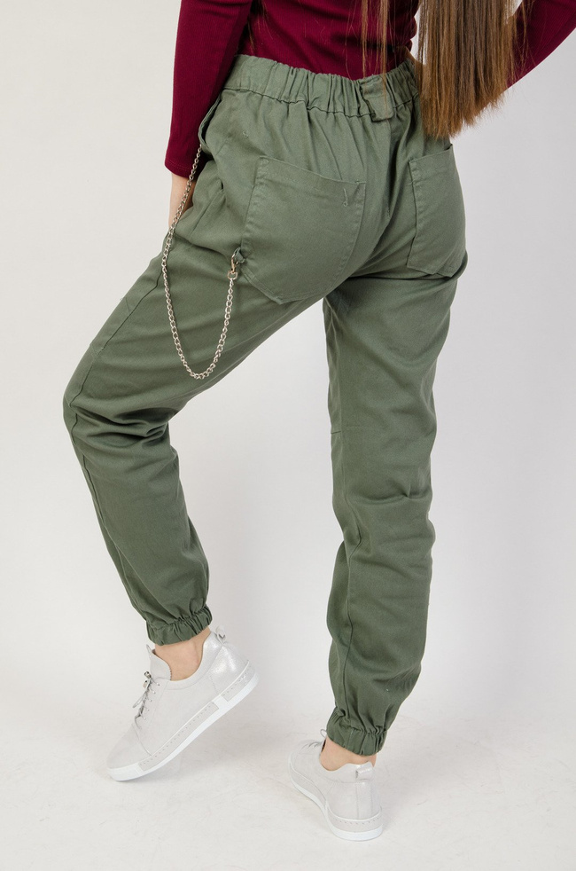 Zielone spodnie joggery z łańcuszkiem