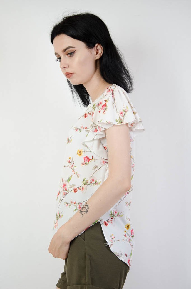 Biała bluzka w delikatne kwiaty