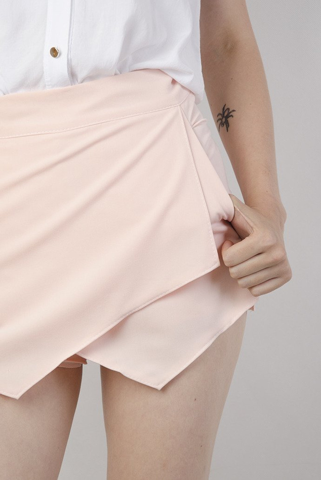 Jasnoróżowe spodenki z zakładkami z przodu