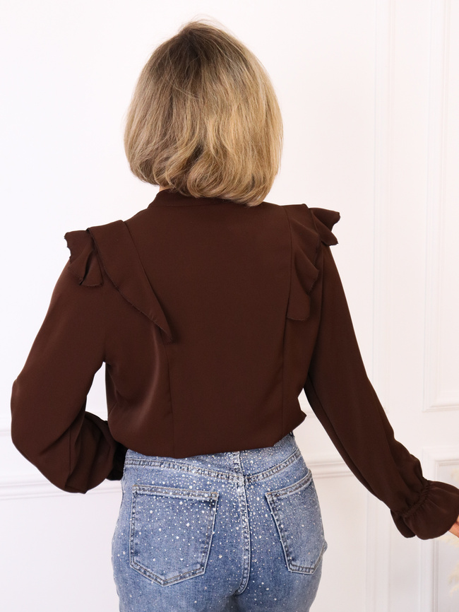 KOSZULA  Z FALBANAMI I OZDOBNĄ BROSZKĄ- CZEKOLADOWA
