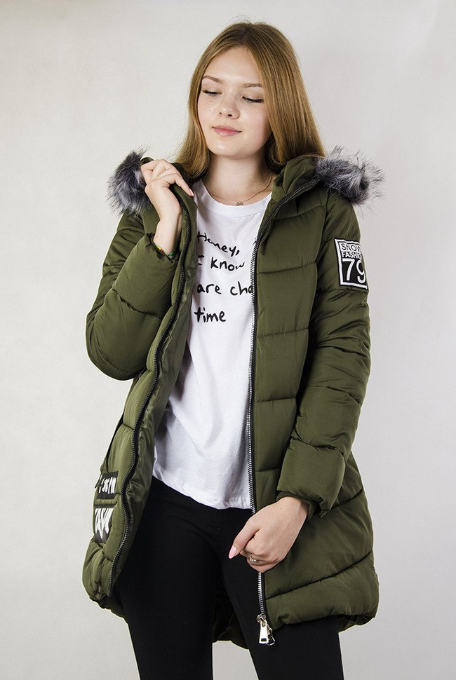 Zielona, przedłużana kurtka z naszywkami