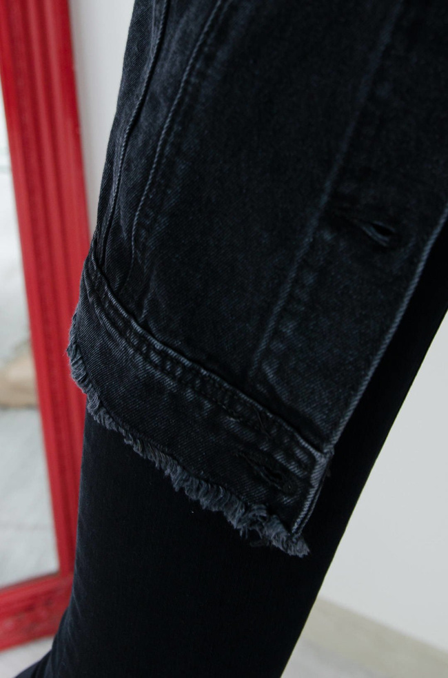 DŁUGA CZARNA KURTKA JEANSOWA Z APLIKACJĄ NA PLECACH