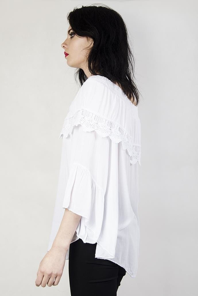 Biała bluzka z hiszpańskim dekoltem i ażurowymi wstawkami