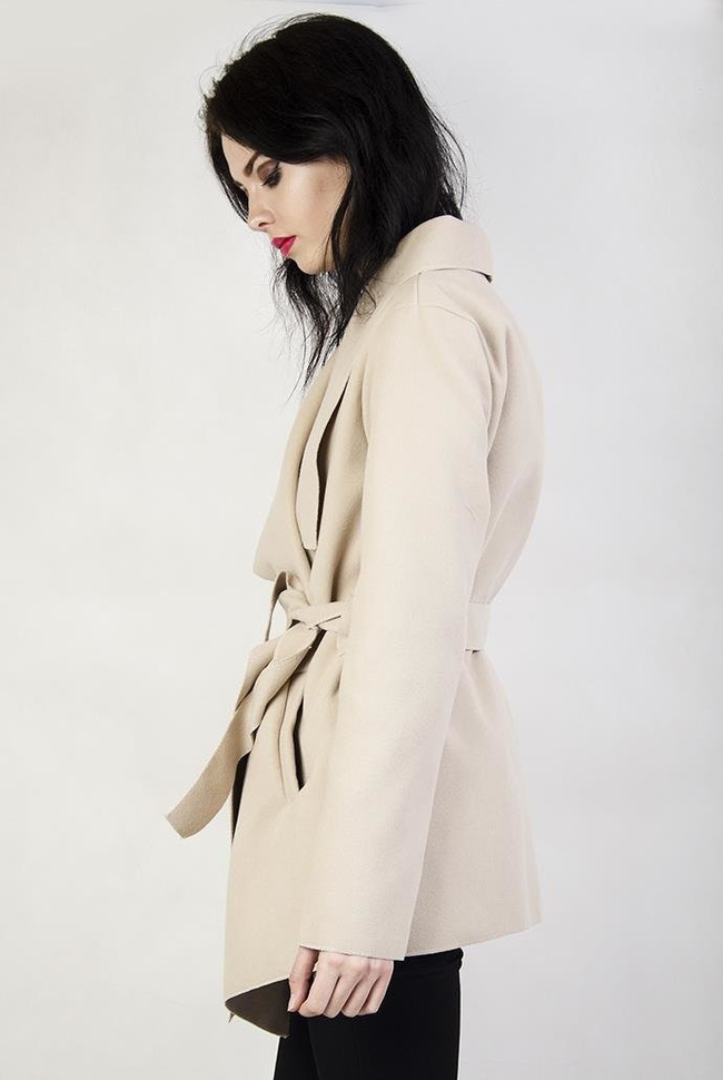 Beżowa narzuta typu płaszcz, wiązana w pasie