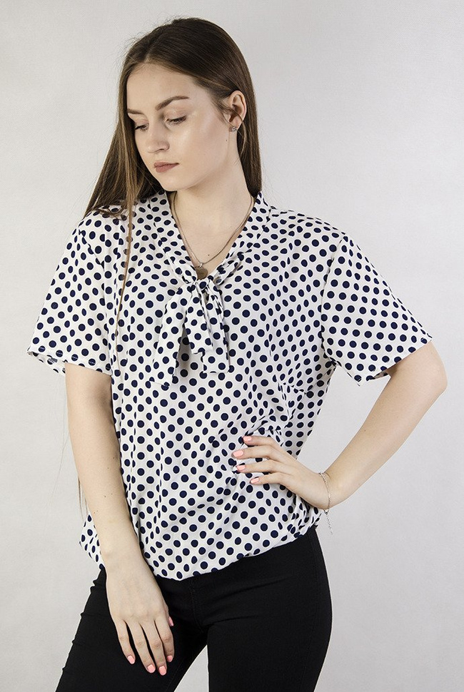 Biała bluzka w kropki z wiązaniem w dekolcie